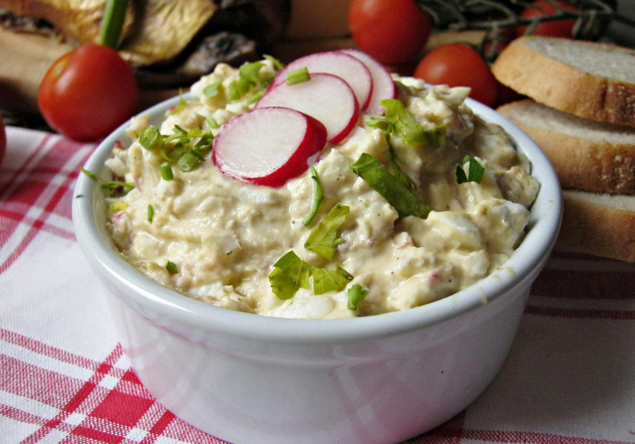 Pasta jajeczna z makrelą rzodkiewką i serem feta DoradcaSmaku pl