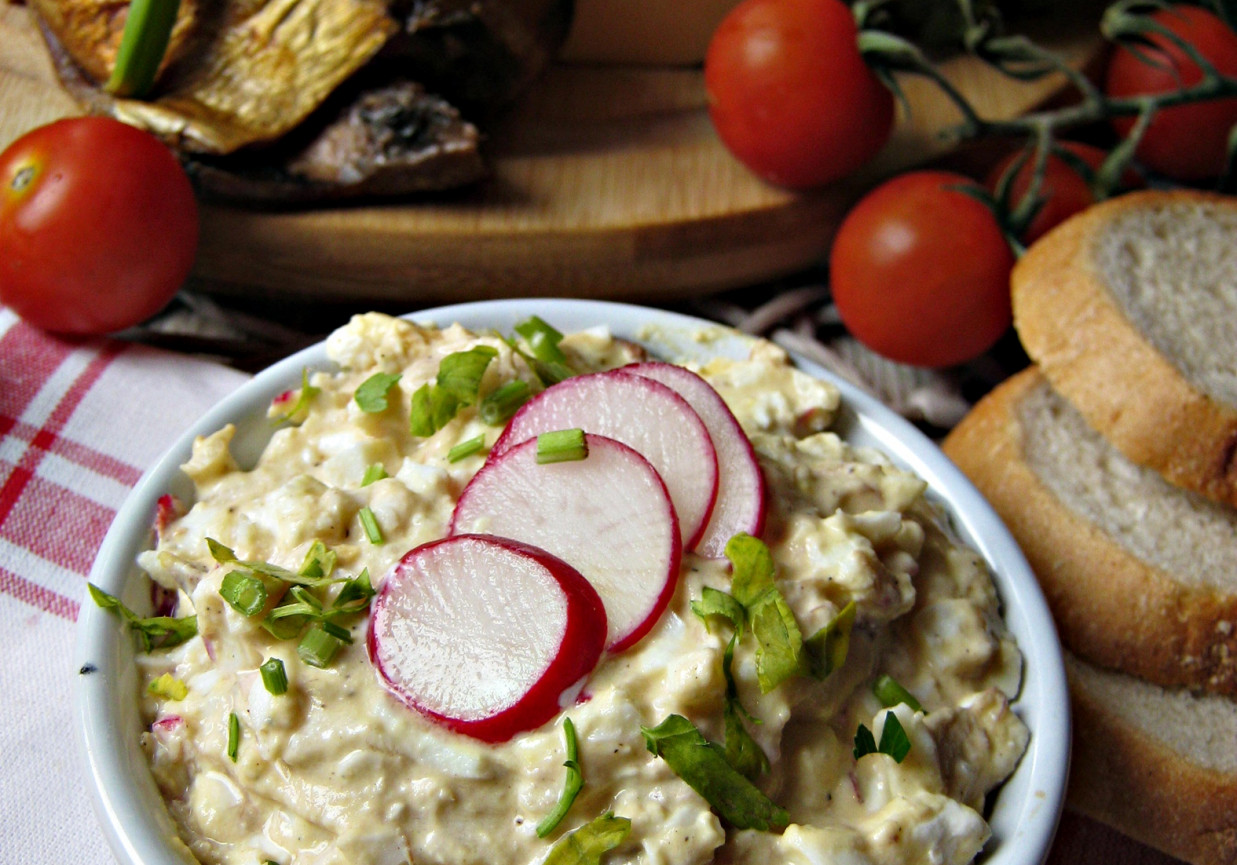 Pasta jajeczna z makrelą rzodkiewką i serem feta DoradcaSmaku pl