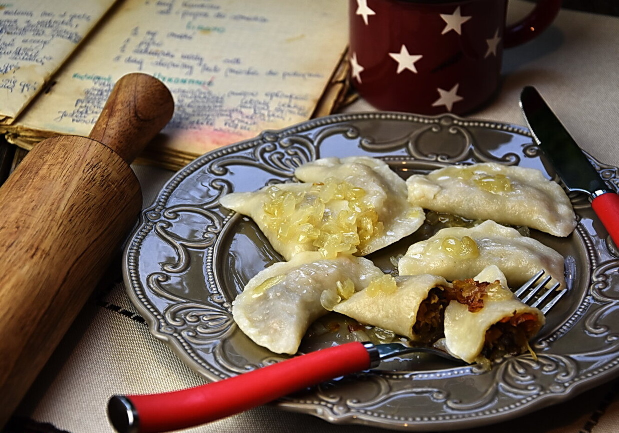 Pierogi Z Kapust Kiszon I Suszonymi Grzybami Na Wi Ta Doradcasmaku Pl