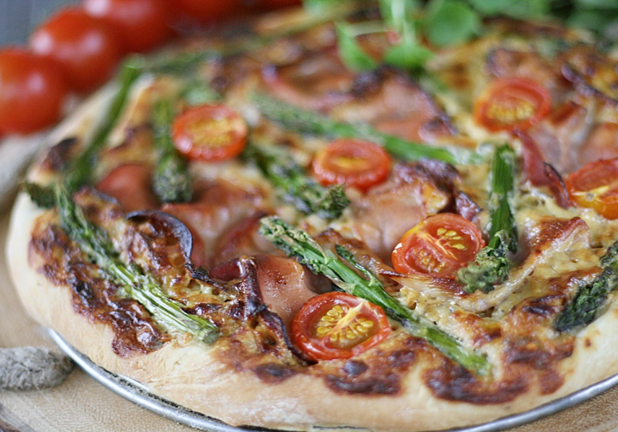 Pizza ze szparagami i szynką parmeńską DoradcaSmaku pl