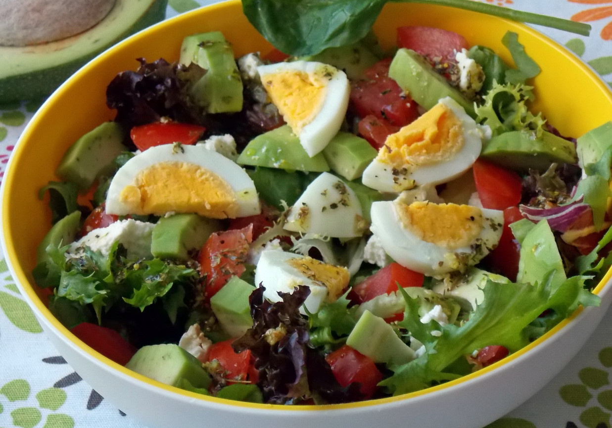 Салат с тунцом и яйцом и огурцом и помидором и листьями салата рецепт с фото