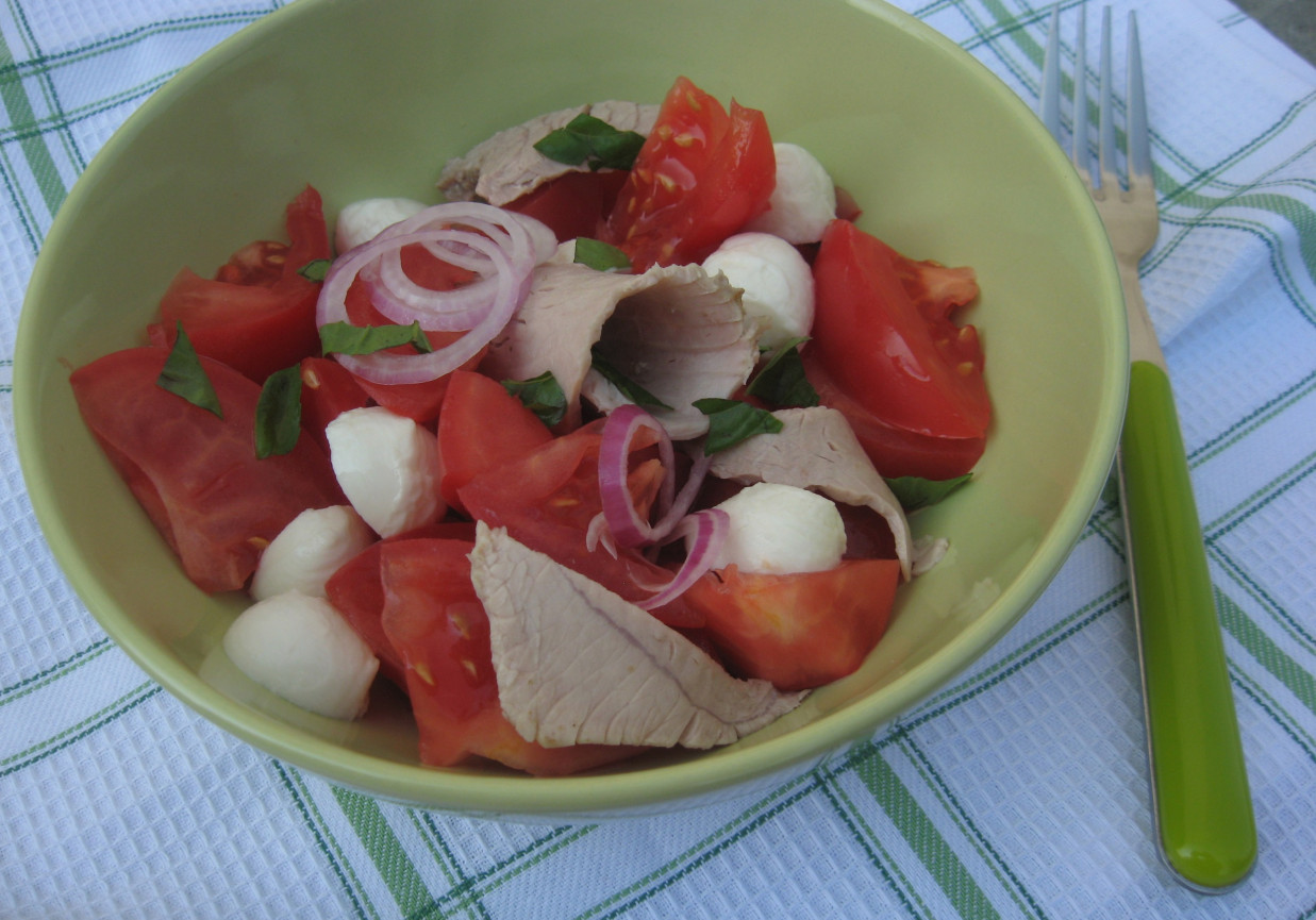 Sałatka z pomidorów mozzarelli i pieczonej szynki DoradcaSmaku pl