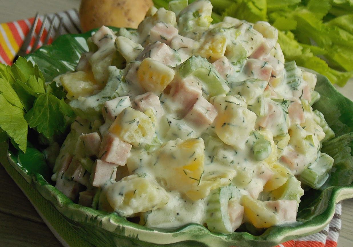 Салат немецкий с картофелем и солеными огурцами