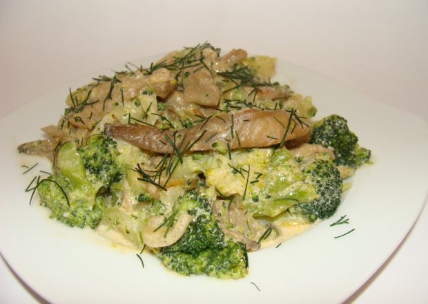 Fotografia przedstawiająca Boczniaki z brokułem w sosie
