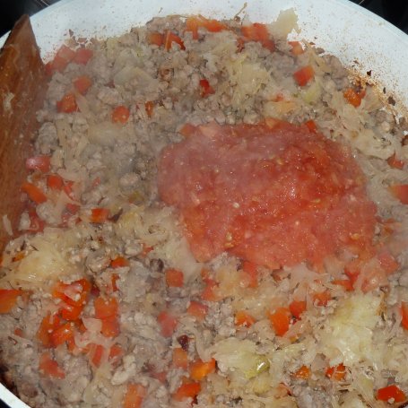 Krok 2 -  Bułeczki drożdżowe nadziewane mięsem mielonym z kapustą kiszoną, papryką i pomidorem foto
