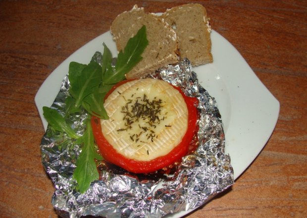 Fotografia przedstawiająca Camembert grillowany w papryce