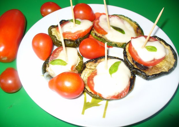 Fotografia przedstawiająca Cukinia grillowana z pomidorem i mozarellą .