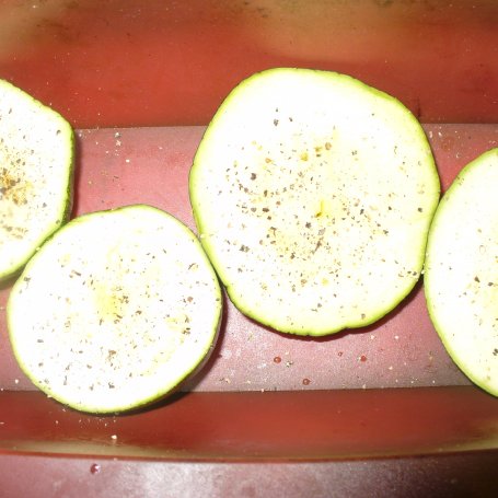 Krok 1 -  Cukinia grillowana z pomidorem i mozarellą .  foto