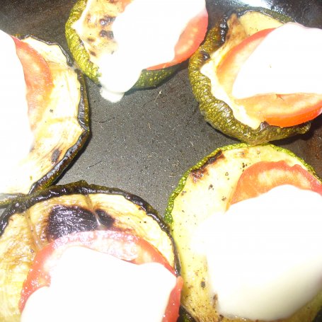 Krok 3 -  Cukinia grillowana z pomidorem i mozarellą .  foto