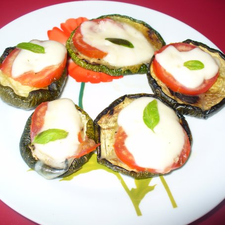 Krok 4 -  Cukinia grillowana z pomidorem i mozarellą .  foto