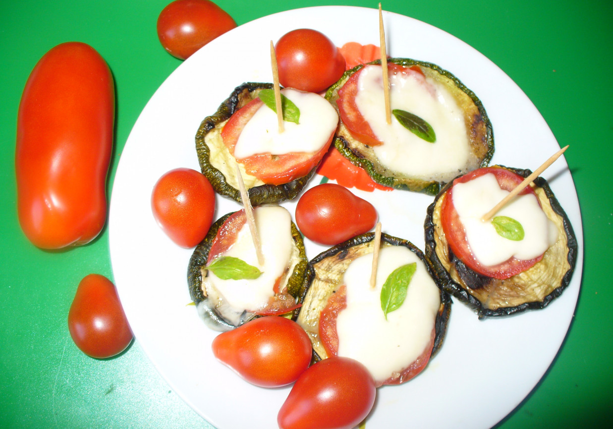  Cukinia grillowana z pomidorem i mozarellą .  foto