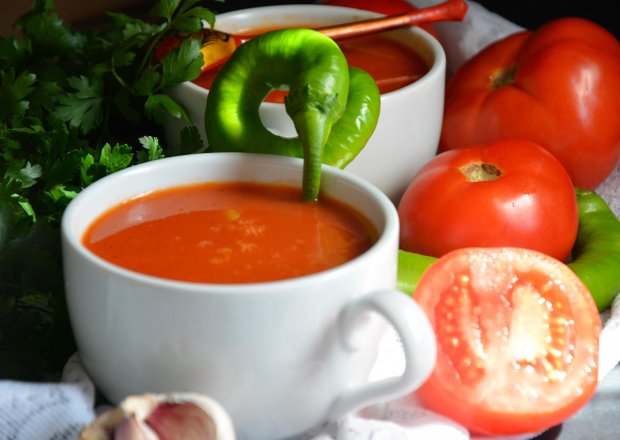 Fotografia przedstawiająca Czosnkowa zupa ze świeżych pomidorów i chili