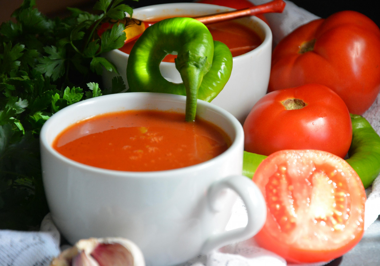  Czosnkowa zupa ze świeżych pomidorów i chili foto
