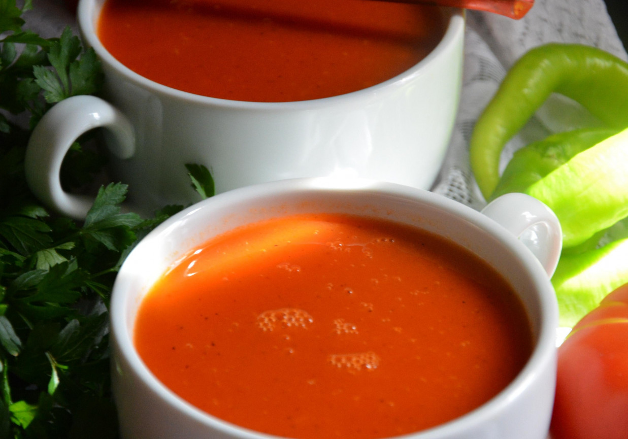  Czosnkowa zupa ze świeżych pomidorów i chili foto
