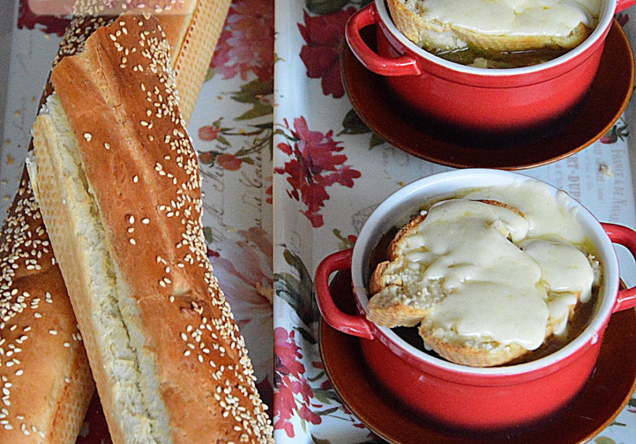  Francuska zupa cebulowa z domowymi bagietkami  foto