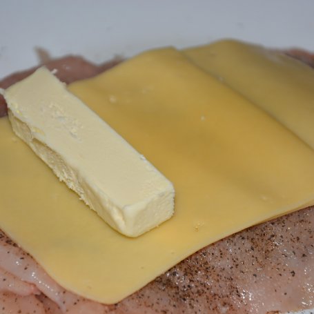 Krok 1 -   Gotowane roladki drobiowe w suszonej natce pietruszki z masłem i serem żółtym foto
