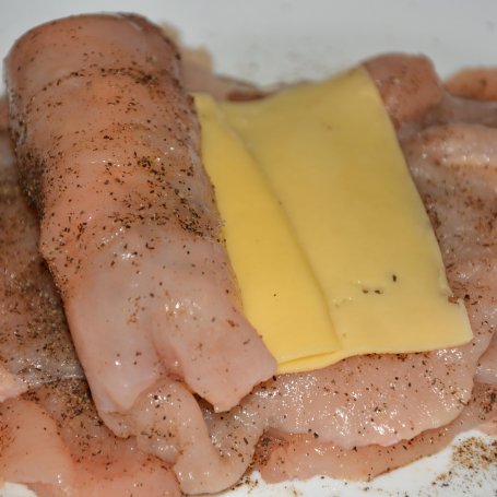 Krok 2 -   Gotowane roladki drobiowe w suszonej natce pietruszki z masłem i serem żółtym foto