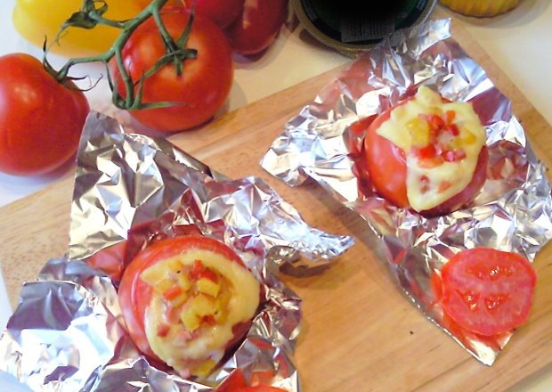 Fotografia przedstawiająca Grillowane, faszerowane pomidorki