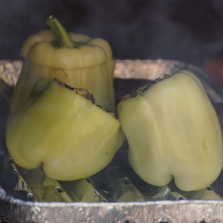 Krok 7 - Grillowane papryki faszerowane płatkami jęczmiennymi i jarmużem foto