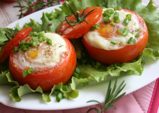 Fotografia przedstawiająca Jajka w pomidorach