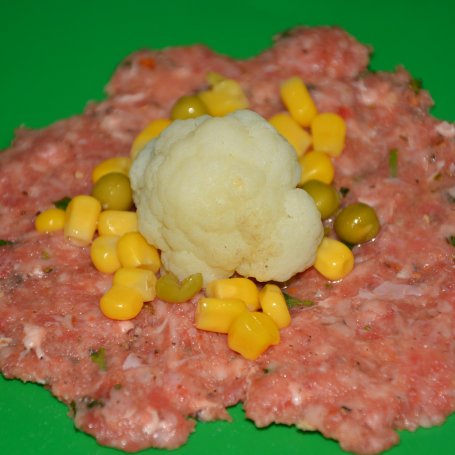 Krok 3 -    Karafior w mięsnej skorupce z kukuryczą i groszkiem foto