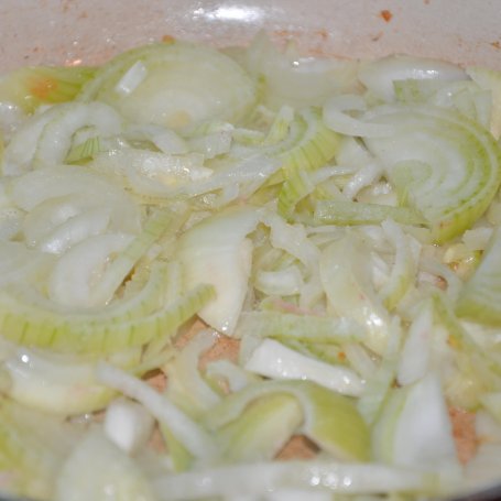 Krok 3 -  Leszcz z cebulą zapiekany w sosie śmietanowo-koperkowym foto