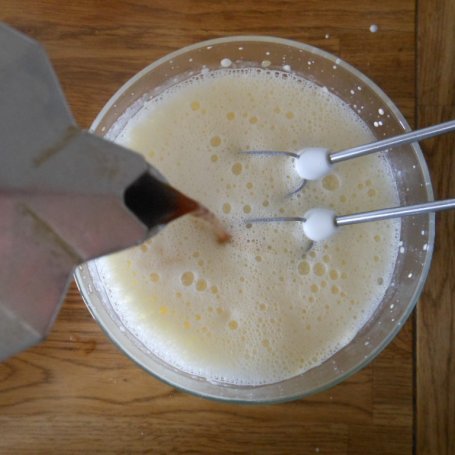 Krok 3 - Lody kawowe skropione czekoladą z rumem foto