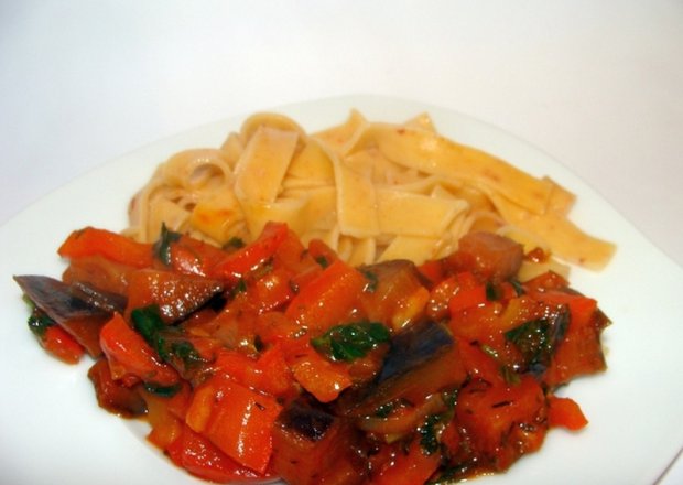 Fotografia przedstawiająca Makaron tagliatelle w sosie pomidorowym z bakłażanem i papryką