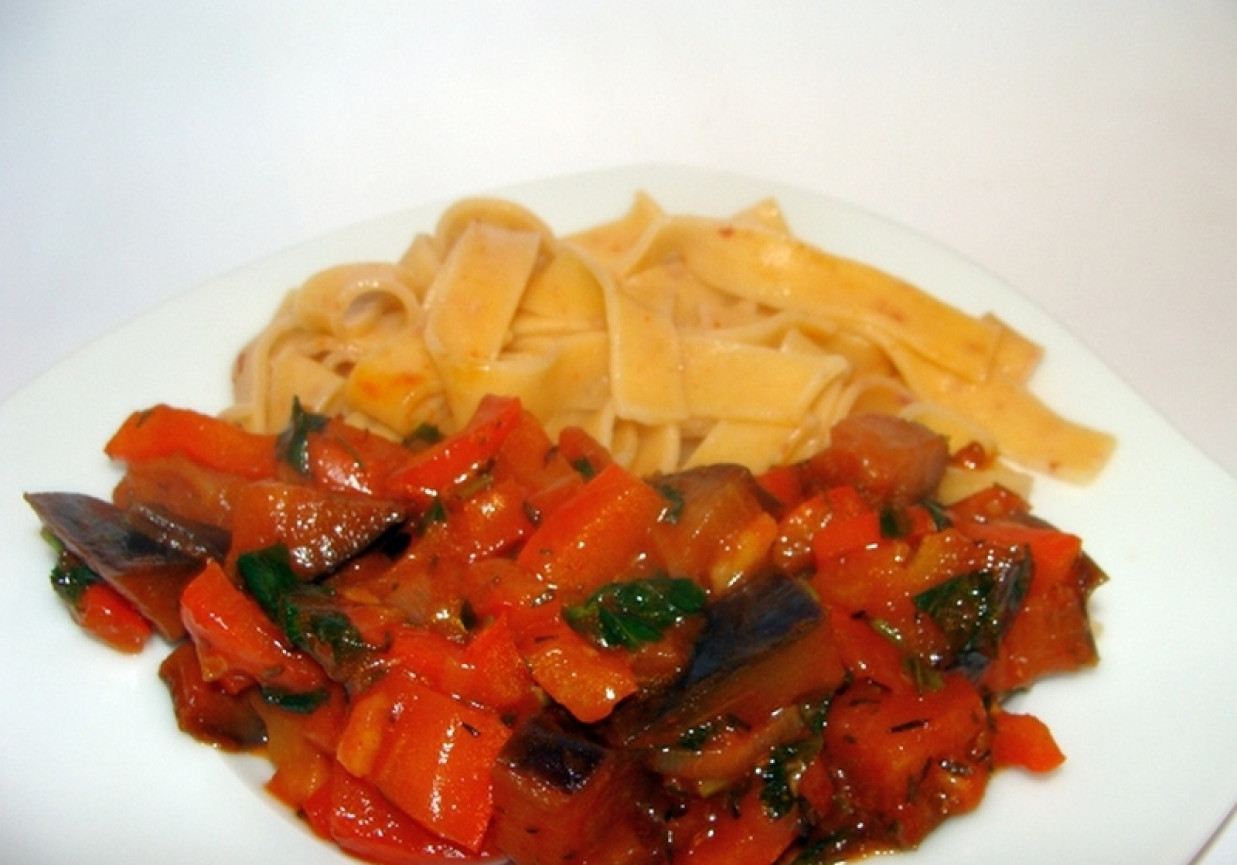  Makaron tagliatelle w sosie pomidorowym z bakłażanem i papryką foto