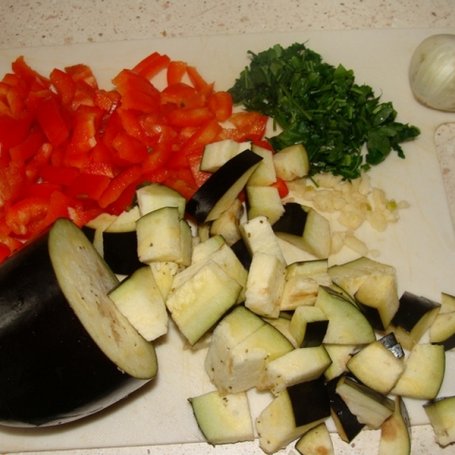 Krok 1 -  Makaron tagliatelle w sosie pomidorowym z bakłażanem i papryką foto