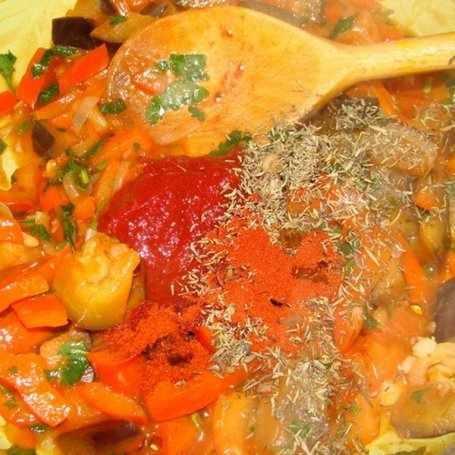 Krok 4 -  Makaron tagliatelle w sosie pomidorowym z bakłażanem i papryką foto