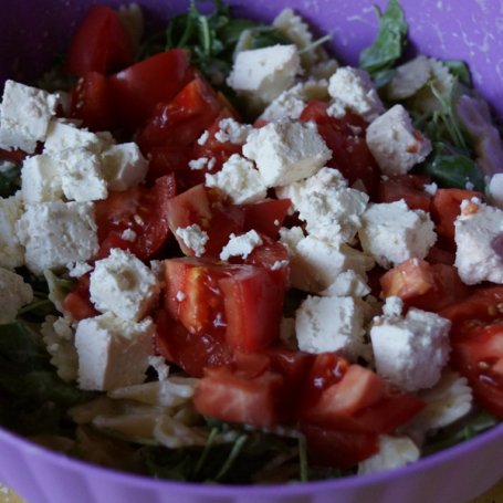 Krok 6 -  Makaron z rukolą i pomidorami malinowymi w jogurtowym sosie- obiad szybki,lekki i zdrowy  foto