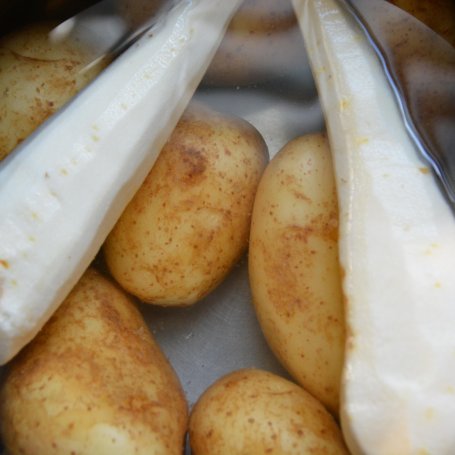 Krok 1 - Młode ziemniaki smażone z pasternaki foto