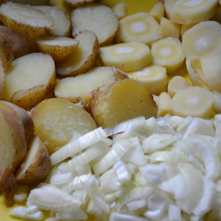 Krok 2 - Młode ziemniaki smażone z pasternaki foto