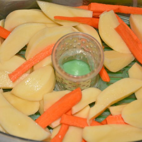 Krok 4 -  Morszczuk z limonką i natką pietruszki gotowany na parze z warzywami foto
