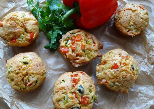 Fotografia przedstawiająca Muffinki z warzywami i żółtym serem