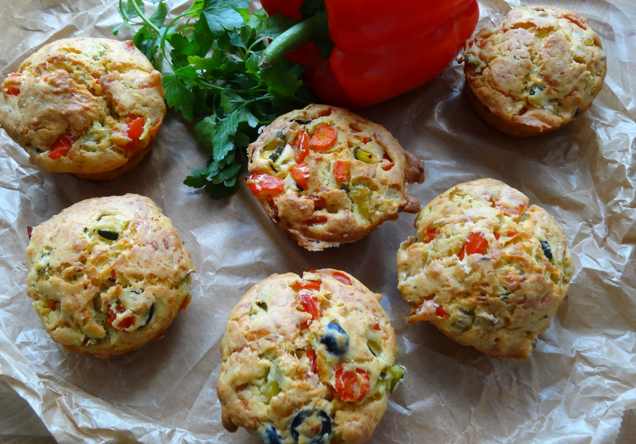 Muffinki z warzywami i żółtym serem foto