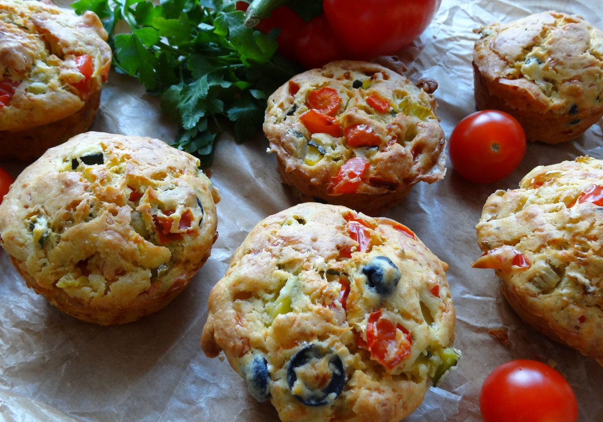  Muffinki z warzywami i żółtym serem  foto