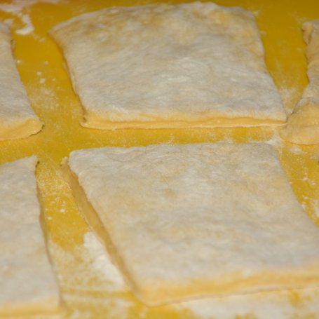 Krok 5 -  Odrywany chleb na śmietanie z twarogiem , kolorowym pieprzem i fetą foto