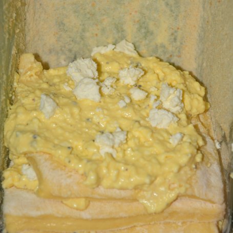 Krok 6 -  Odrywany chleb na śmietanie z twarogiem , kolorowym pieprzem i fetą foto