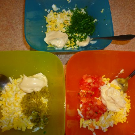 Krok 3 -  Pasta jajeczna w 3 smakach ogórkowa, pomidorowa i szczypiorkowa foto