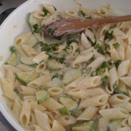 Krok 4 - Penne kremowe z cukinią i groszkiem foto