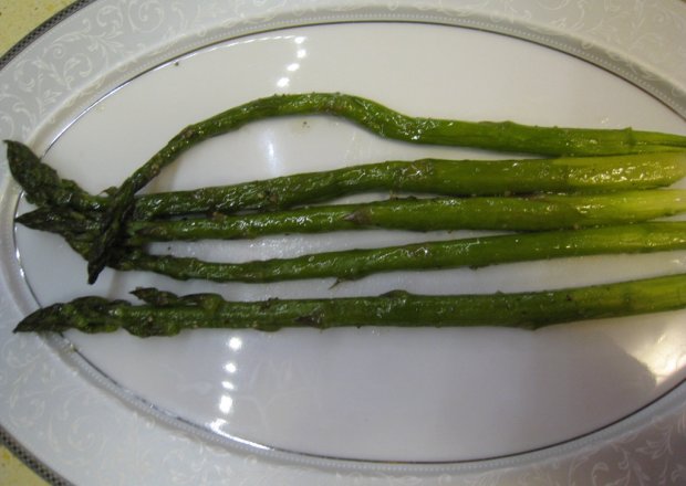 Fotografia przedstawiająca Pieczone szparagi z masłem czosnkowym
