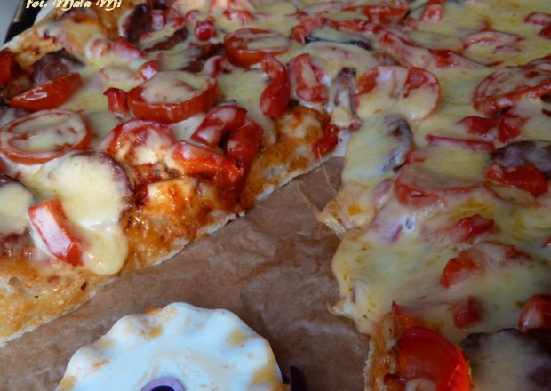Fotografia przedstawiająca Pizza na średnim cieście