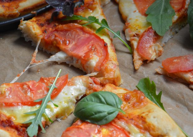 Fotografia przedstawiająca Pizza z pomidorami i mozzarelą