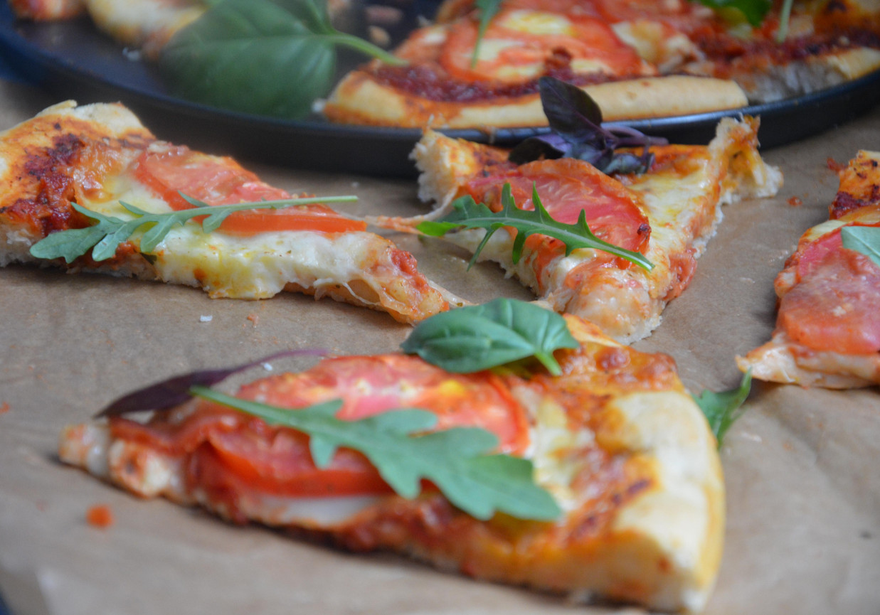  Pizza z pomidorami i mozzarelą foto