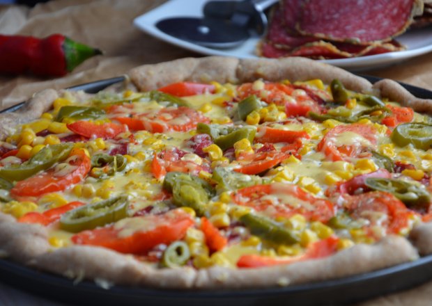 Fotografia przedstawiająca Pizza z sosem majonezowym na pełnoziarnistym spodzie z kaszą manną