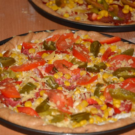 Krok 3 -  Pizza z sosem majonezowym na pełnoziarnistym spodzie z kaszą manną foto