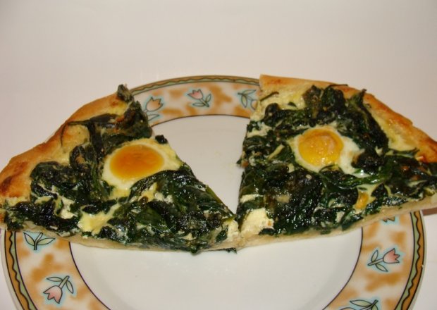 Fotografia przedstawiająca Pizza ze szpinakiem i jajkami przepiórki