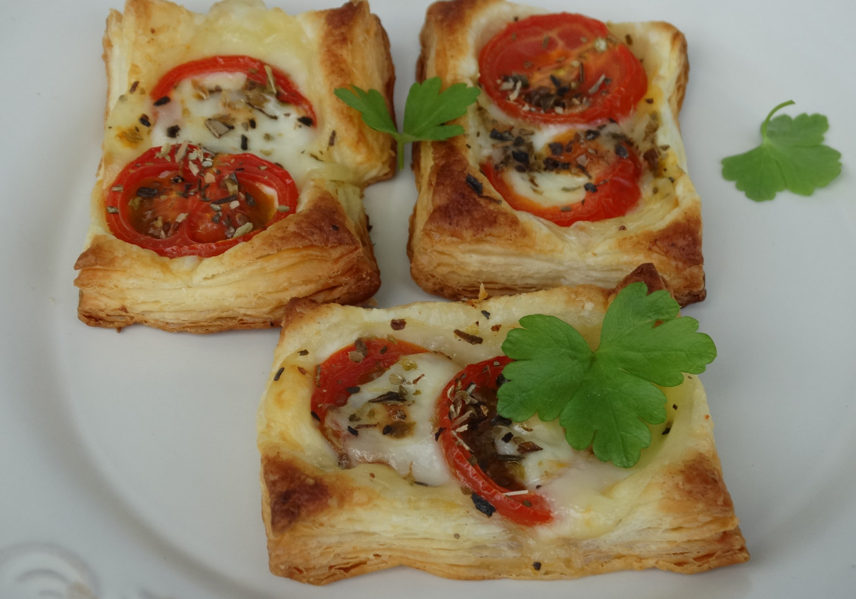 Prostokąty z ciasta francuskiego z pomidorkami i mozzarellą foto